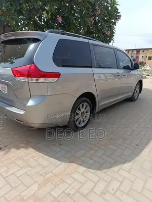 Toyota Sienna 2011 Silver
