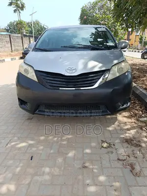 Toyota Sienna 2011 Silver