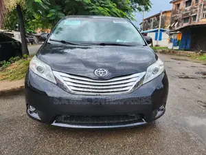 Toyota Sienna XLE 7 Passenger (3.5L 6cyl 6A) 2016 Black