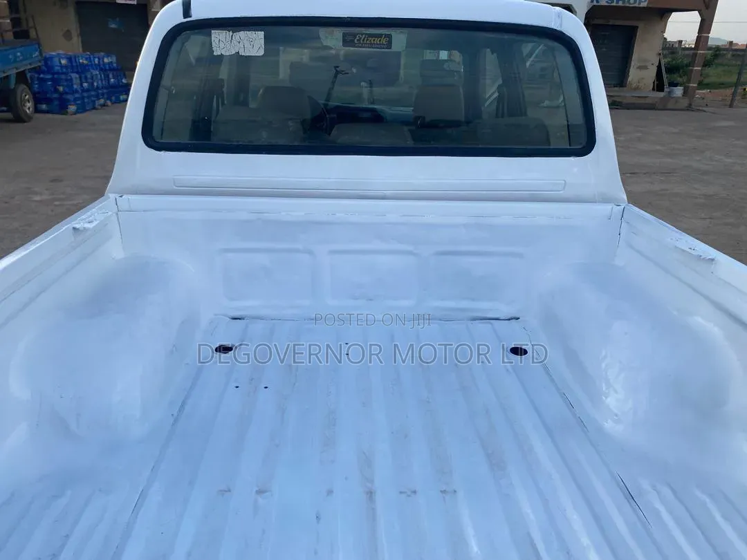Toyota Hilux 2001 White
