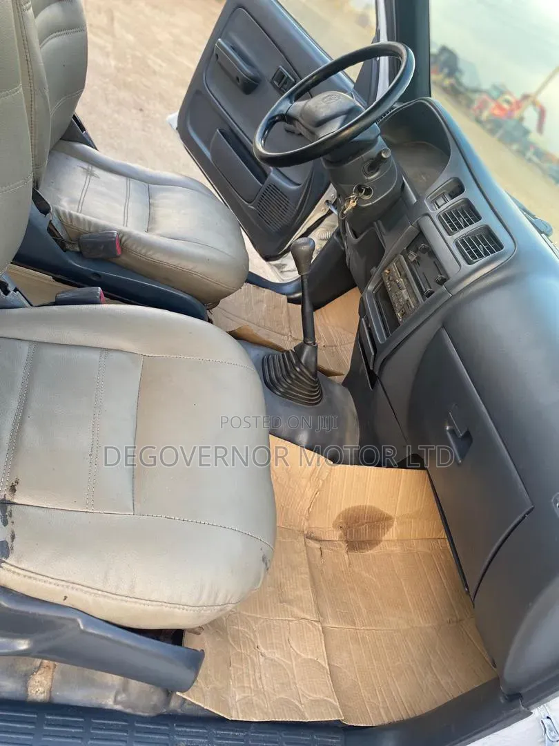 Toyota Hilux 2001 White