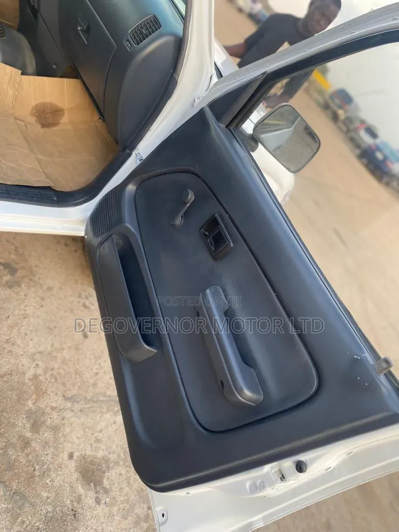 Toyota Hilux 2001 White