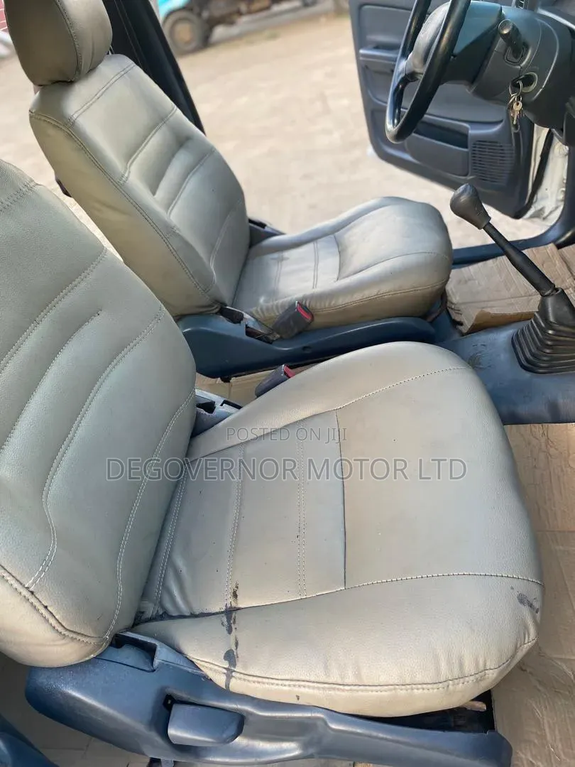 Toyota Hilux 2001 White