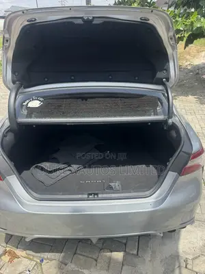 Toyota Camry SE FWD (2.5L 4cyl 8AM) 2018 Silver