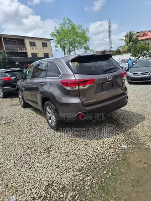 Toyota Highlander XLE 4dr SUV AWD (3.5L 6cyl 6A) 2015