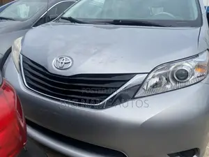 Toyota Sienna LE 7-Passenger 4dr Minivan AWD (3.5L 6cyl 6A) 2015 Gray