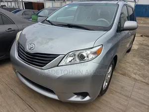 Toyota Sienna LE 7-Passenger 4dr Minivan AWD (3.5L 6cyl 6A) 2014 Gray