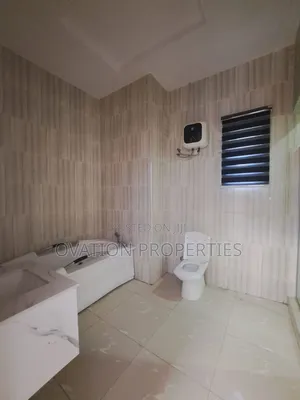 4bdrm Duplex in Behind Chevron for rent