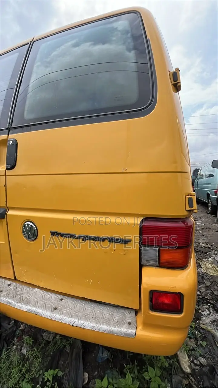 Volkswagen Transporter 2000 Yellow