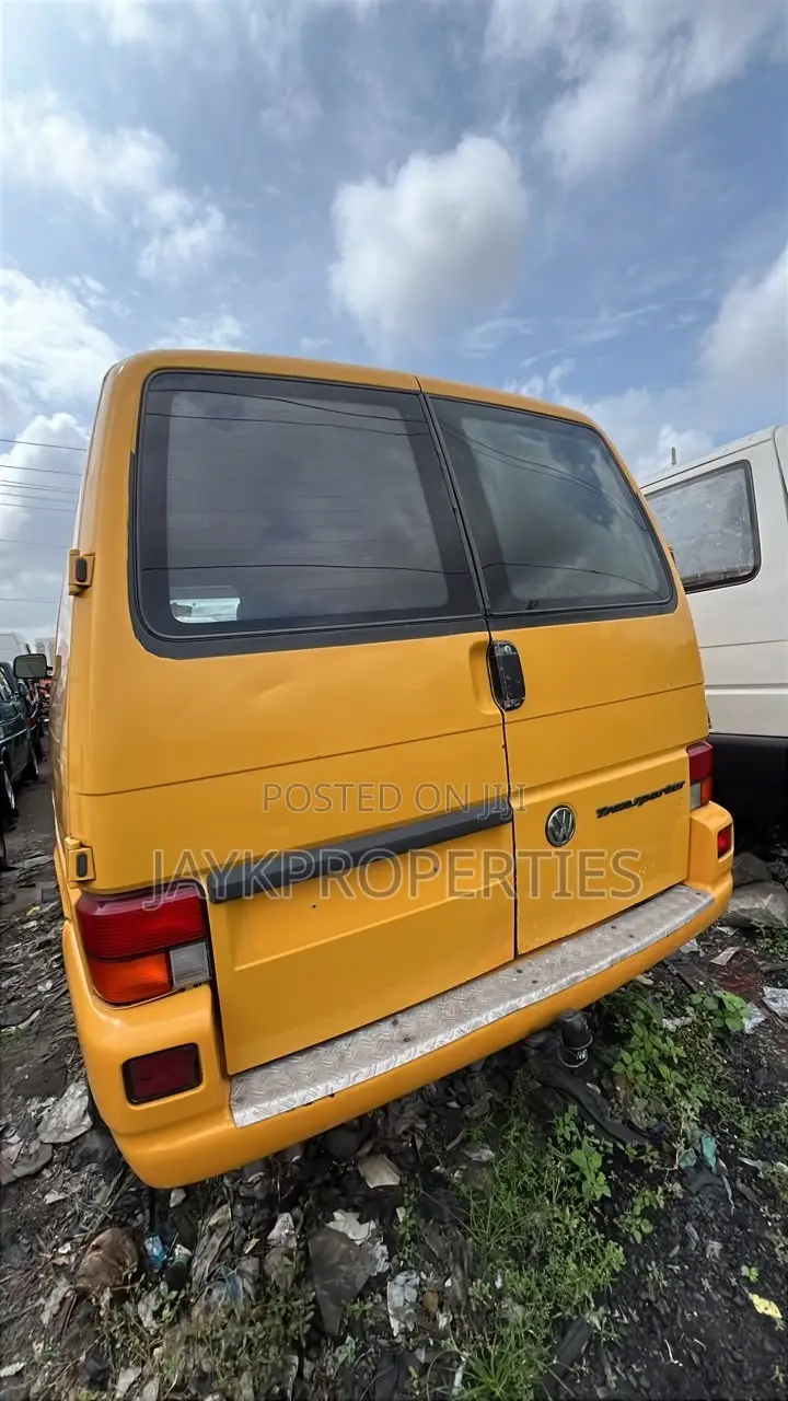 Volkswagen Transporter 2000 Yellow