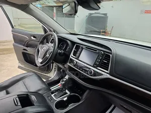 Toyota Highlander Limited V6 4x2 (3.5L 6cyl 6A) 2016 White