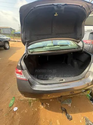 Toyota Camry LE 4dr Sedan (2.5L 4cyl 6A) 2011 Gray