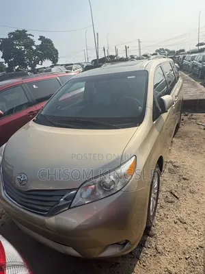 Toyota Sienna XLE FWD 8-Passenger 2013 Gold