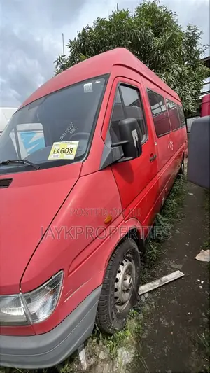 Mercedes-Benz Sprinter 2000 Red