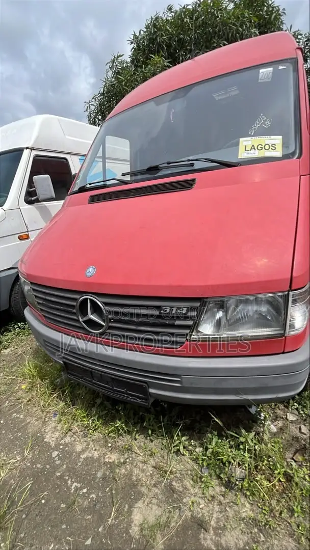Mercedes-Benz Sprinter 2000 Red
