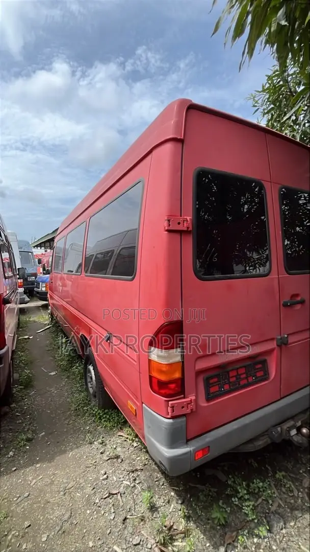 Mercedes-Benz Sprinter 2000 Red