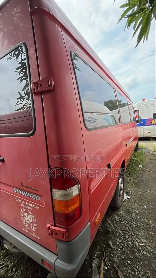 Mercedes-Benz Sprinter 2000 Red