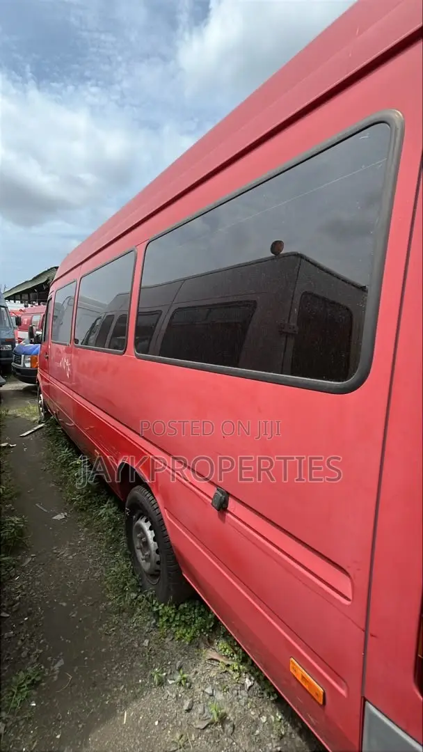 Mercedes-Benz Sprinter 2000 Red