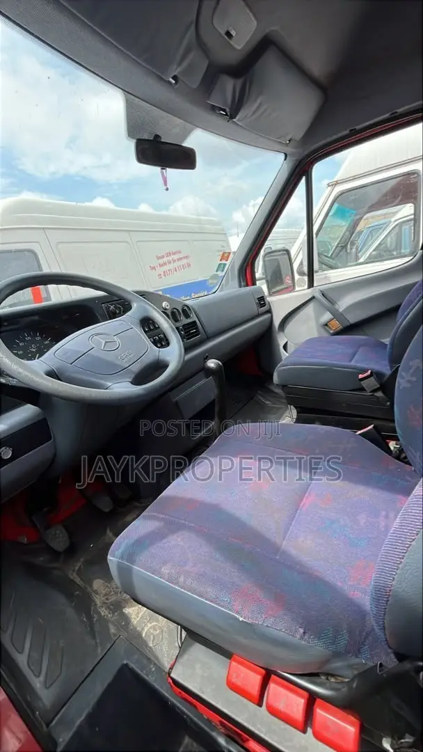 Mercedes-Benz Sprinter 2000 Red