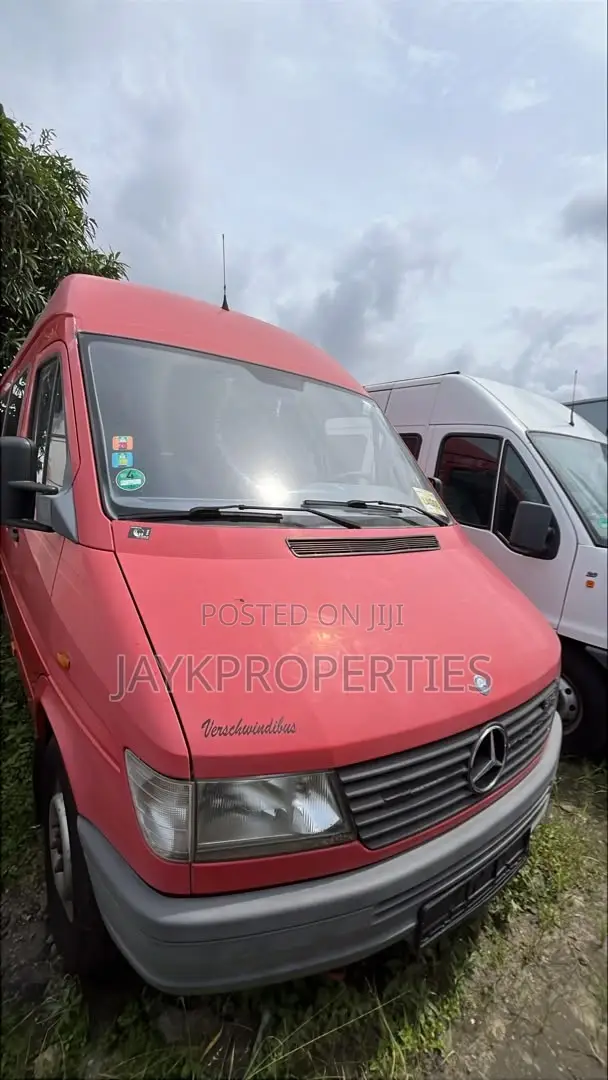 Mercedes-Benz Sprinter 2000 Red