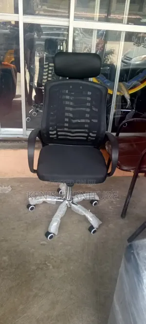 Executive Mesh Office Chair With Headless - Ergonomic Swivel Chair