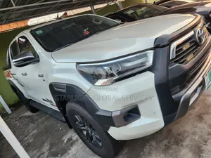 Toyota Hilux 2021 White