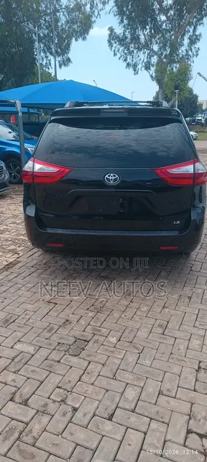 Toyota Sienna LE 7 Passenger Mobility (3.5L 6cyl 6A) 2016 Black
