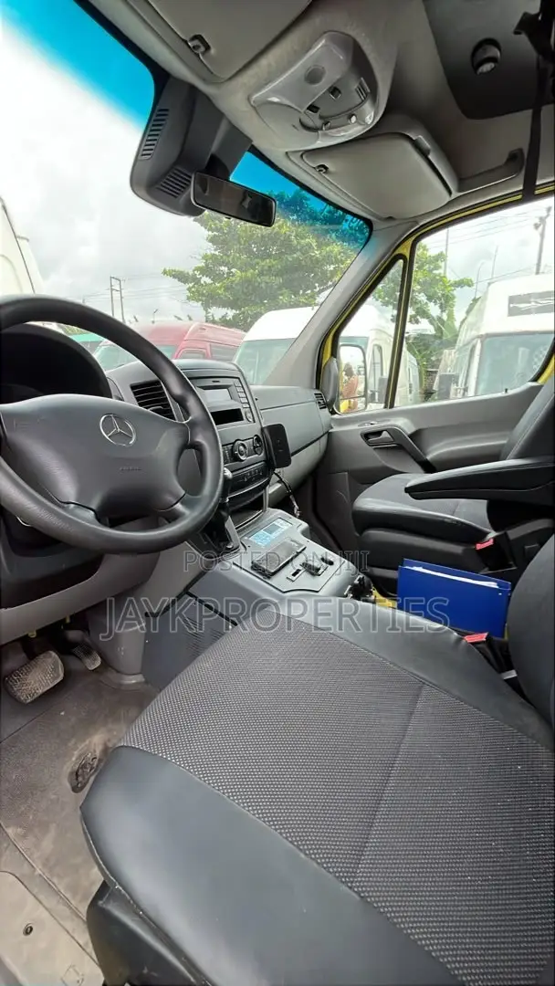 Mercedes-Benz Sprinter 2017 Yellow