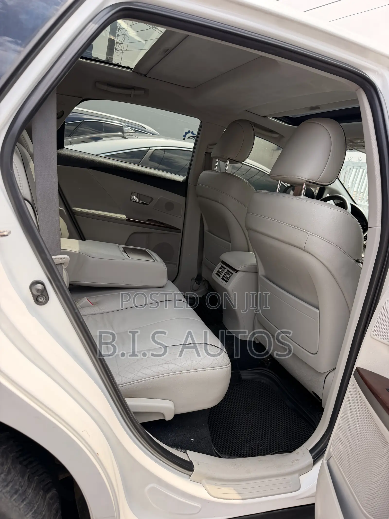 Toyota Venza XLE 2011 White