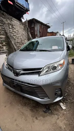 Toyota Sienna 2019 Silver
