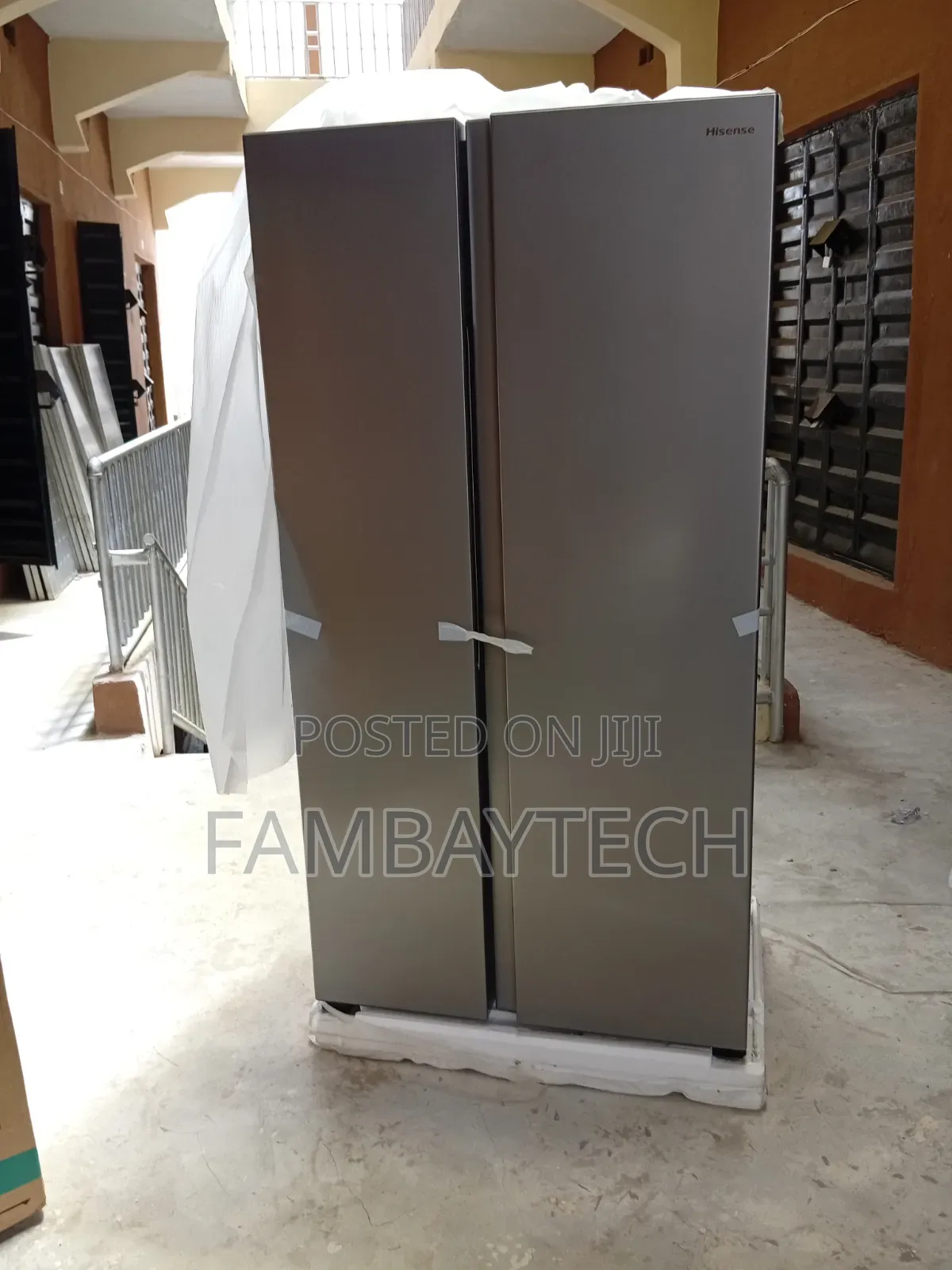 Hisense 518L Refrigerator With Freezer Section