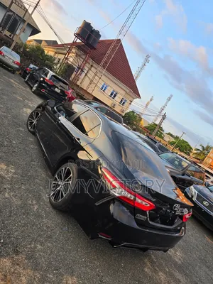 Toyota Camry SE FWD (2.5L 4cyl 8AM) 2018 Black