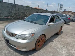 Toyota Camry LE 4dr Sedan (2.4L 4cyl 5A) 2005 Silver