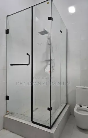 10mm Tempered Glass Shower Cubicle With Black Accessories