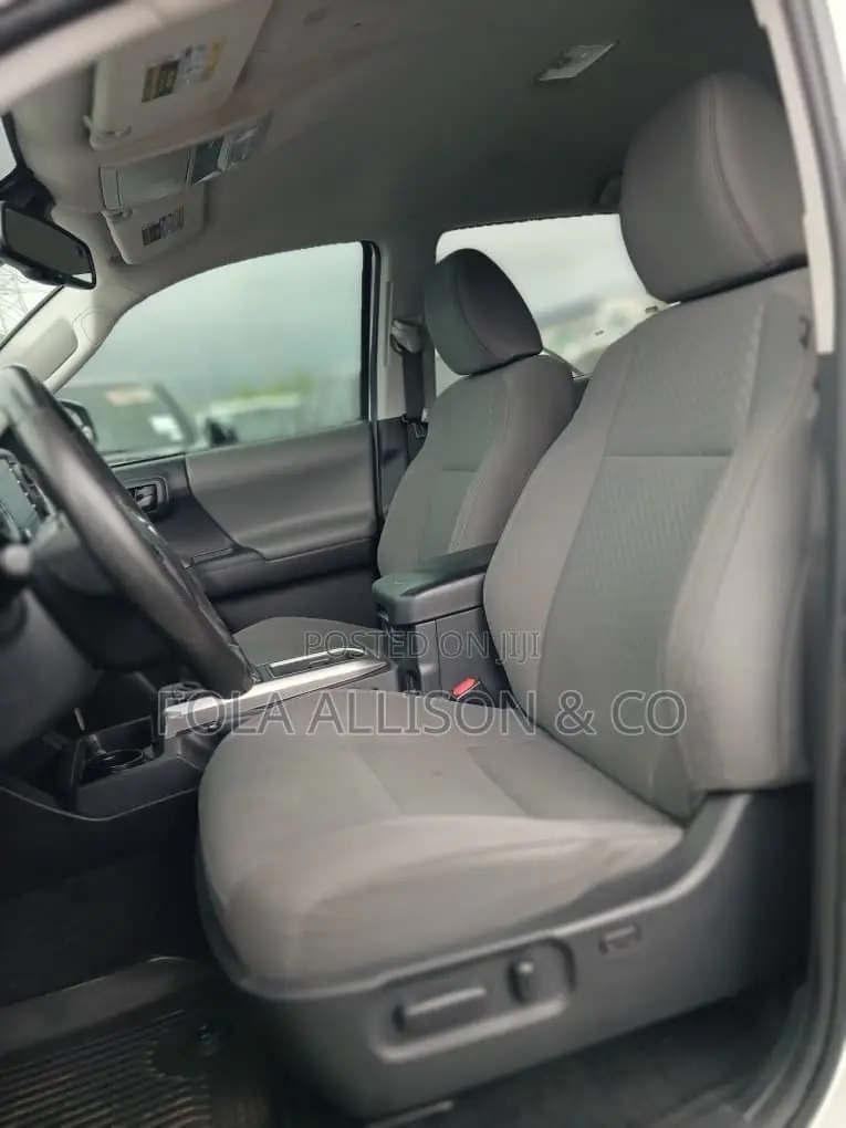 Toyota Tacoma SR5 2022 White