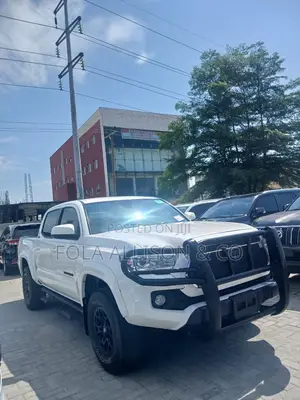 Toyota Tacoma SR5 2022 White