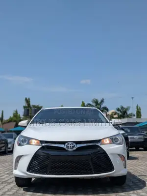 Toyota Camry SE 4dr Sedan (2.5L 4cyl 6A) 2017 White