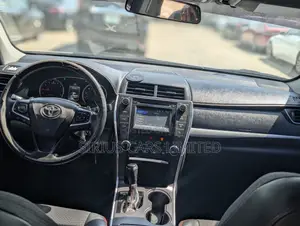 Toyota Camry SE 4dr Sedan (2.5L 4cyl 6A) 2017 White