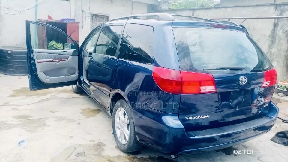 Toyota Sienna 2004 Blue