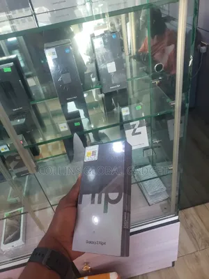 New Samsung Galaxy Z Flip4 256 GB Black