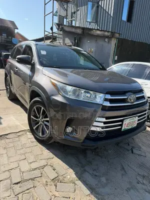 Toyota Highlander XLE 4x4 V6 (3.5L 6cyl 8A) 2017 Gray