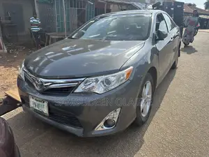 Toyota Camry XLE 4dr Sedan (2.5L 4cyl 6A) 2013 Gray