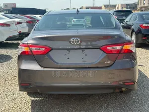 Toyota Camry LE (2.5L 4cyl 8A) 2019 Gray