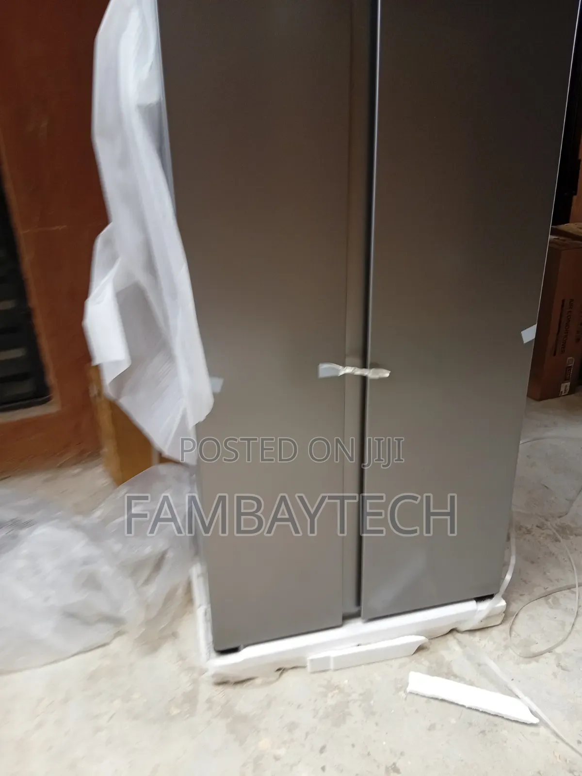 Sleek Hisense 518L Side-by-Side RC-67WSI Refrigerator