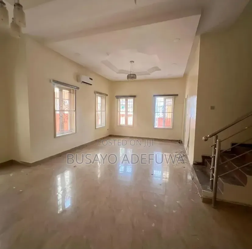 4bdrm Duplex in Chevron Drive for rent
