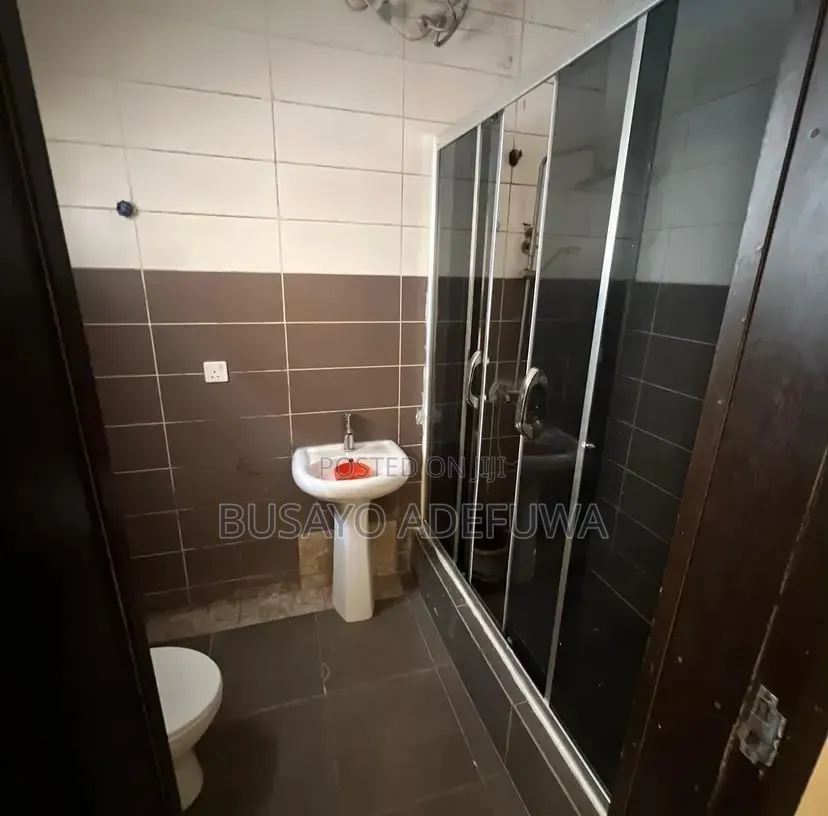 4bdrm Duplex in Chevron Drive for rent