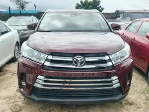 Toyota Highlander XLE 4x4 V6 (3.5L 6cyl 8A) 2017 Red