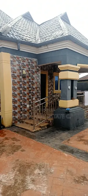 3bdrm Block of Flats in Ogheghe,Aduwawa, Benin City for sale