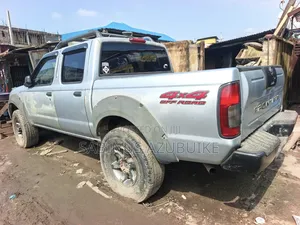 Nissan Frontier SE-V6 4x4 Standard Bed Crew Cab 116.1 in. WB 2002