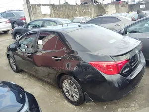 Toyota Corolla XLE (1.8L 4cyl 2A) 2018 Black